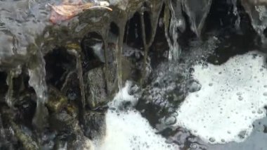 su üzerinde kir ve enkaz