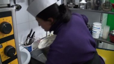 Restoran mutfağında bulaşık mutfak işçisi