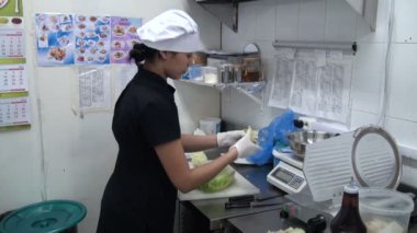 kadın mutfakta çalışıyor.