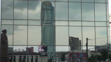 Binanın duvarına ayna