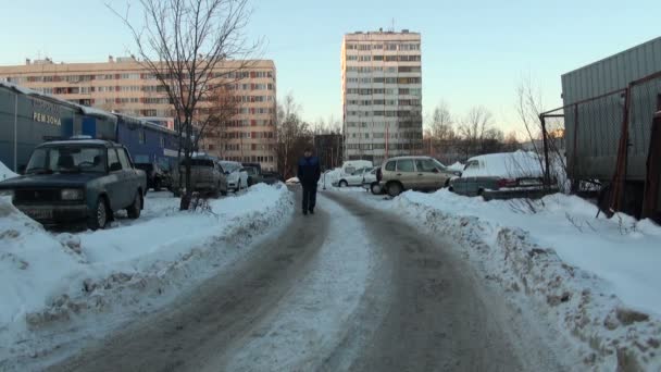 Medarbetaren går till jobbet — Stockvideo