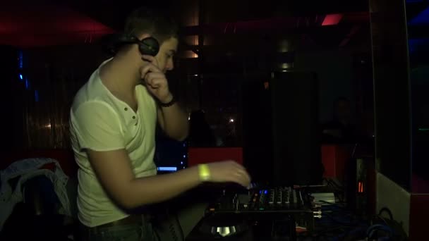 DJ jugando en clubes nocturnos — Vídeos de Stock