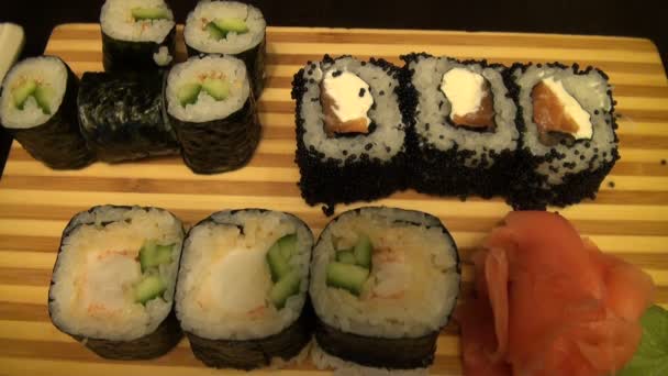 Brötchen und Sushi — Stockvideo