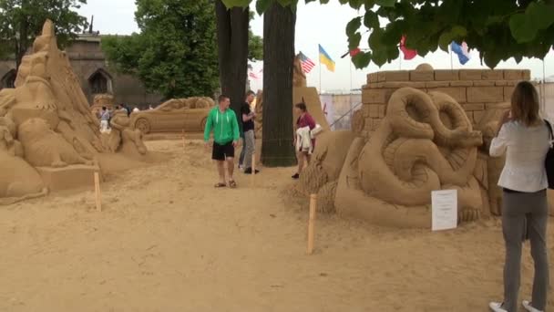 Замки и фигуры из песка . — стоковое видео