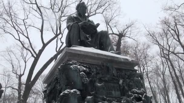 Monumento a Krylov no jardim de Verão. São Petersburgo — Vídeo de Stock