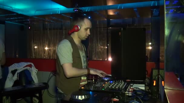 DJ playing in night clubs — Stock Video