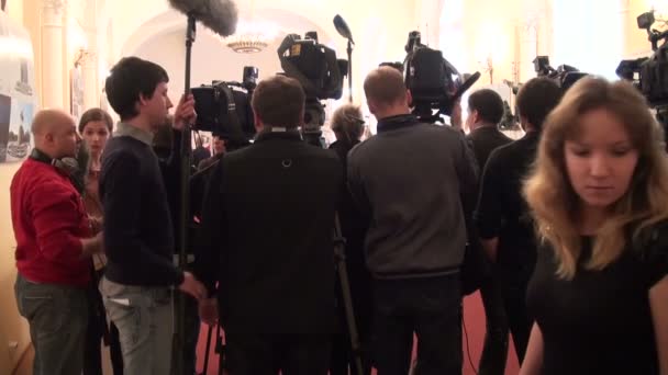 Journalisten beim Treffen — Stockvideo