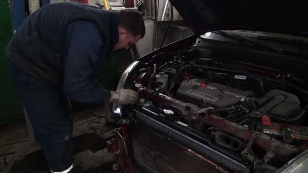 An der Reparatur-Tankstelle — Stockvideo