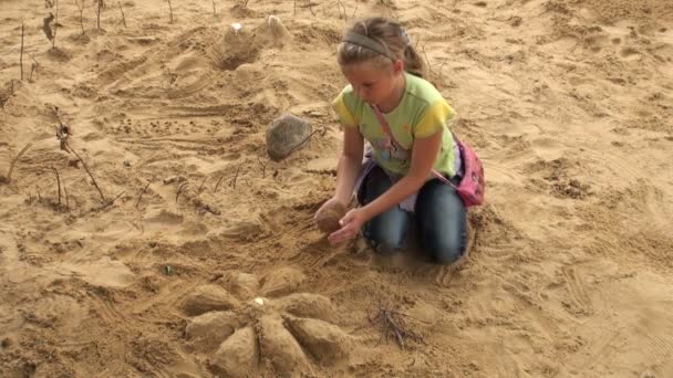 Locks and figures from the sand. — Stock Video