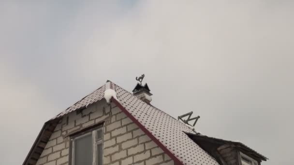 Windwijzer op het dak — Stockvideo