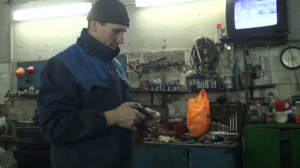 An der Reparatur-Tankstelle — Stockvideo