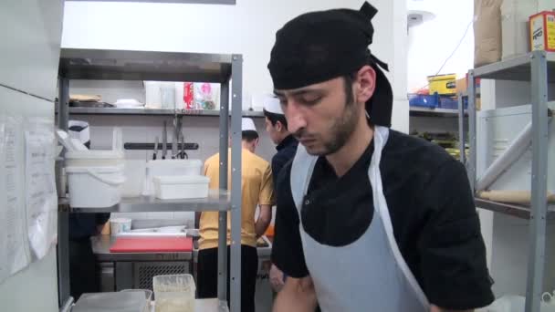 Hombre trabajando en la cocina — Vídeo de stock