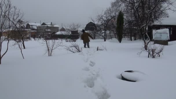 Video mänskliga steg i snön — Stockvideo