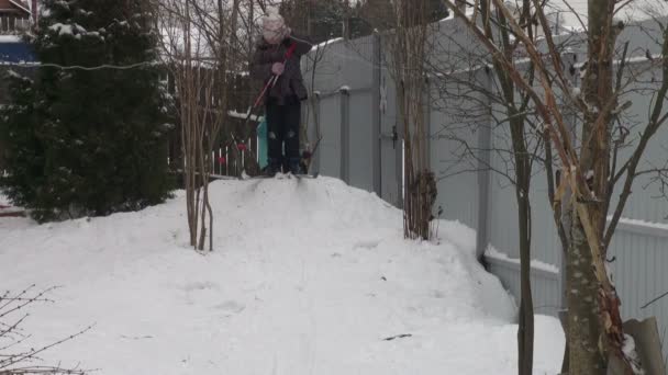 Mädchen beim Skifahren — Stockvideo