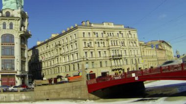 Kırmızı bridge St Petersburg dükkanında