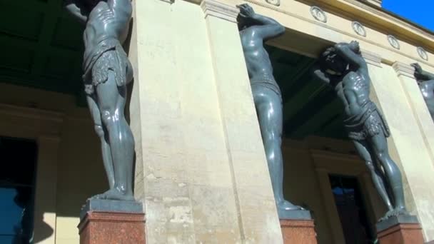 Скульптура атлантов в Санкт-Петербурге — стоковое видео