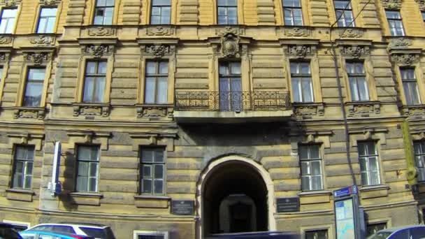 Facade of an old building in St. Petersburg — Stock Video