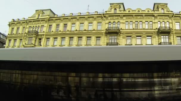 Η πρόσοψη ενός παλαιού κτιρίου στην Αγία Πετρούπολη — Αρχείο Βίντεο