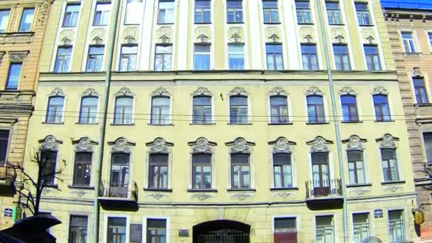 Facade of an old building in St. Petersburg — Stock Video