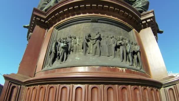 Relief vid monumentet till kejsaren nicholas i i st. petersburg — Stockvideo