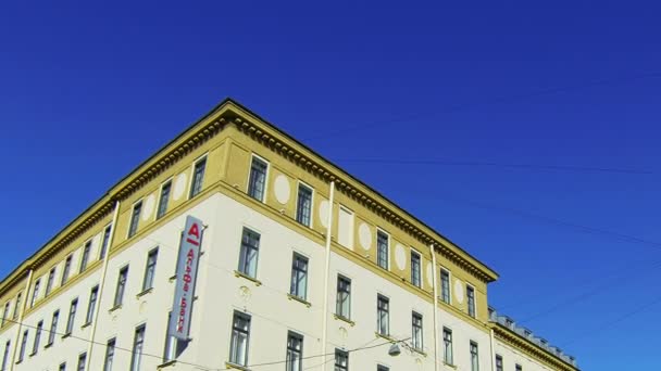 La fachada de un antiguo edificio en San Petersburgo — Vídeos de Stock