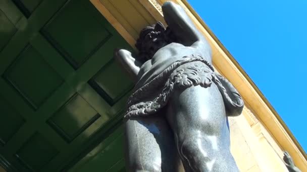 Sculpture des Atlantes à Saint-Pétersbourg 