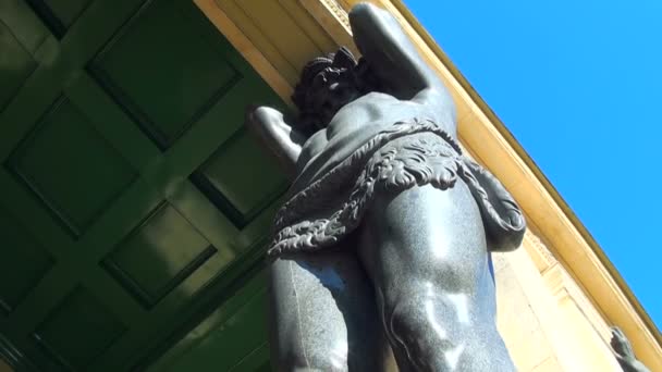 Sculpture of the Atlanteans in St. Petersburg — Stock Video