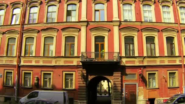 Πρόσοψη ενός παλαιού κτιρίου στην Αγία Πετρούπολη — Αρχείο Βίντεο