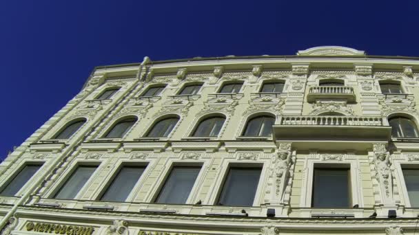 Gevel van een oud gebouw in Sint-petersburg — Stockvideo
