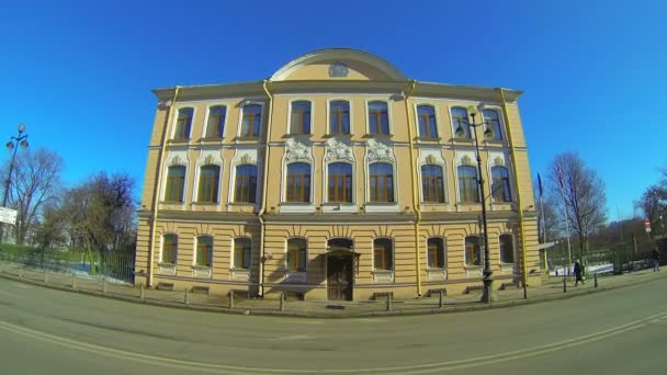 Gevel van een oud gebouw in Sint-petersburg — Stockvideo