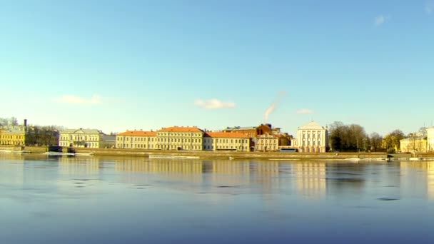 Fasaden av en gammal byggnad i st. petersburg — Stockvideo