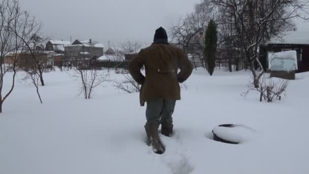 Schritte im Schnee — Stockvideo