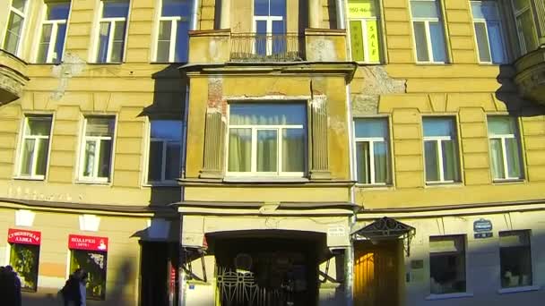 De gevel van een oud gebouw in Sint-petersburg — Stockvideo