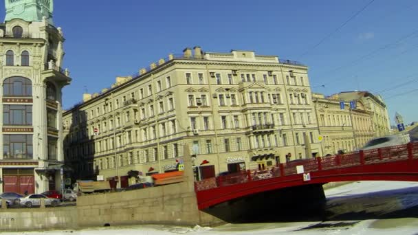 Magasinez au pont rouge de Saint-Pétersbourg — Video