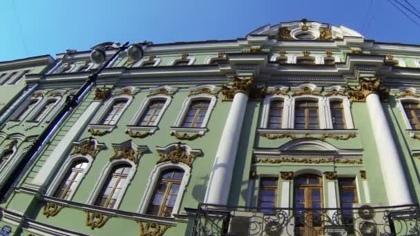 De gevel van een oud gebouw in Sint-petersburg — Stockvideo