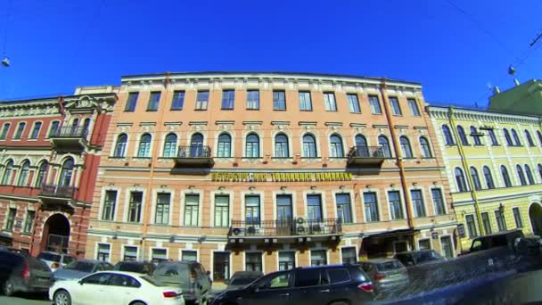 Façade d'un vieux bâtiment à Saint-Pétersbourg — Video