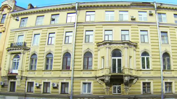 Fachada de un antiguo edificio en San Petersburgo — Vídeos de Stock