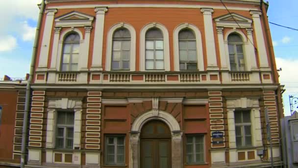 Gevel van een oud gebouw in Sint-petersburg — Stockvideo