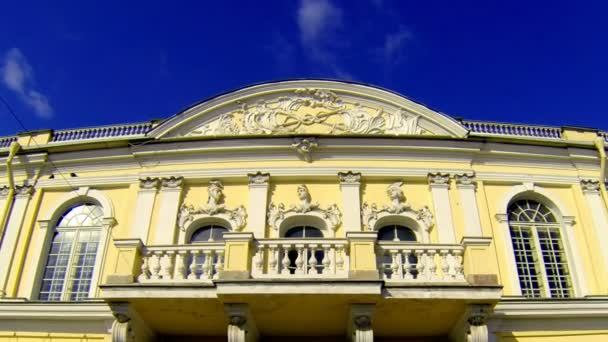 La fachada de un antiguo edificio en San Petersburgo — Vídeos de Stock