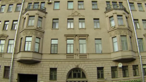 Facciata di un vecchio edificio a San Pietroburgo — Video Stock