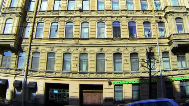 Facade of an old building in St. Petersburg — Stock Video