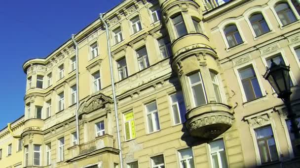 De gevel van een oud gebouw in Sint-petersburg — Stockvideo