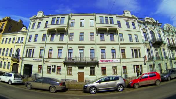 Πρόσοψη ενός παλαιού κτιρίου στην Αγία Πετρούπολη — Αρχείο Βίντεο