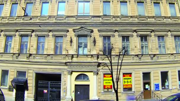 Fasáda staré budovy v Petrohradu — Stock video
