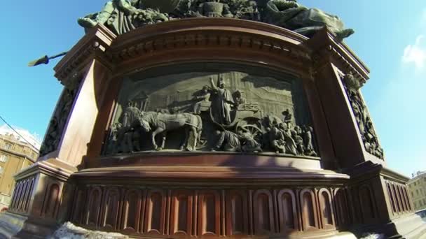 Flachrelief am Denkmal für Kaiser Nikolaus I. in St. Peter — Stockvideo