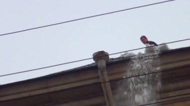 kar çatıdan işçiler temiz