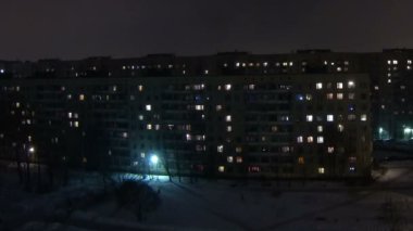 gece şehir. Işıklar içinde pencere eşiği