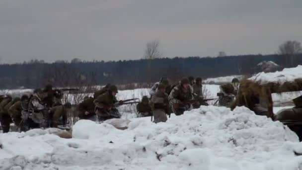 Sovjetiska soldater i krig på leningrad — Stockvideo