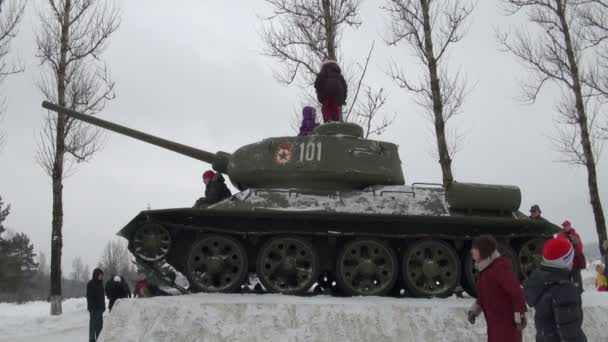 Çocuklar tank üzerinde oynamak — Stok video
