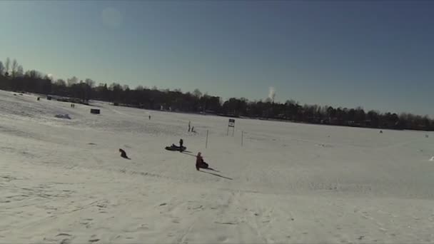 Barn glida ner icy hill — Stockvideo